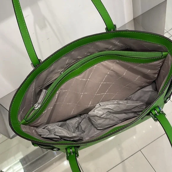 Michael Kors Voyager Large Saffiano Leather Tote Bag
Jungle Green 
NWT - Picture 5 of 16